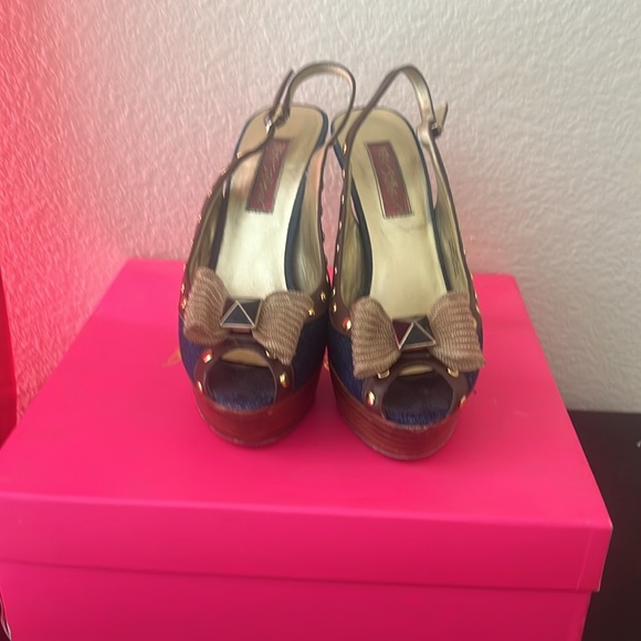 Betsey Johnson Sandal Metal Bow Heels with studs size 6 1/2 M - Picture 2 of 7